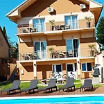 شقة Karos Bianco Apartmanhaz