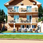 Karos Bianco Apartmanhaz شقة