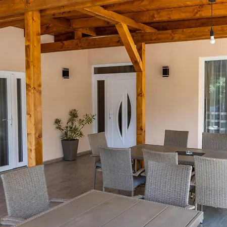 Karos Bianco Apartmanhaz Апартаменты